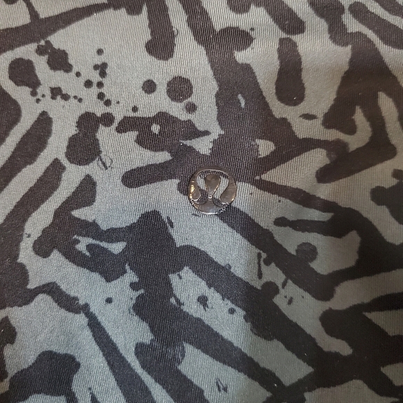 Lululemon Hot To Street Crop leggings. Grey and black patterns. 21 1/2". Size 8. - Picture 6 of 15